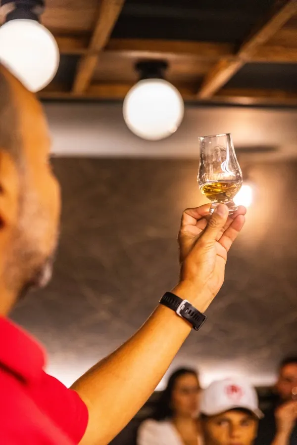Copa de whisky alzada en La Boutique del Whisky